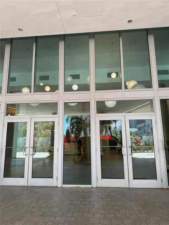 Building entrance with ample space; 24-hour security service.
