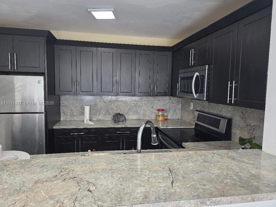 For Rent: $1,950 (2 beds, 2 baths, 996 Square Feet)