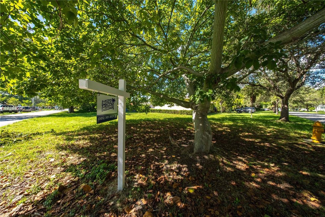На продажу: $1,400,000 (0.40 acres)