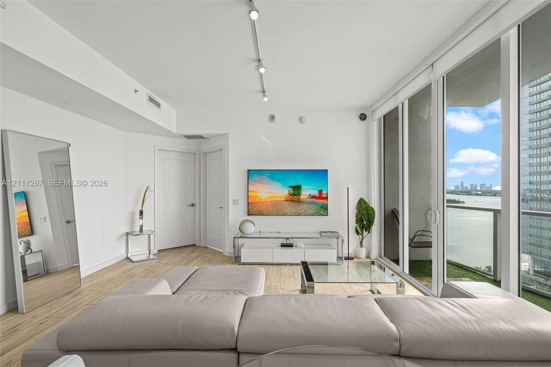 For Sale: $485,000 (1 beds, 1 baths, 774 Square Feet)