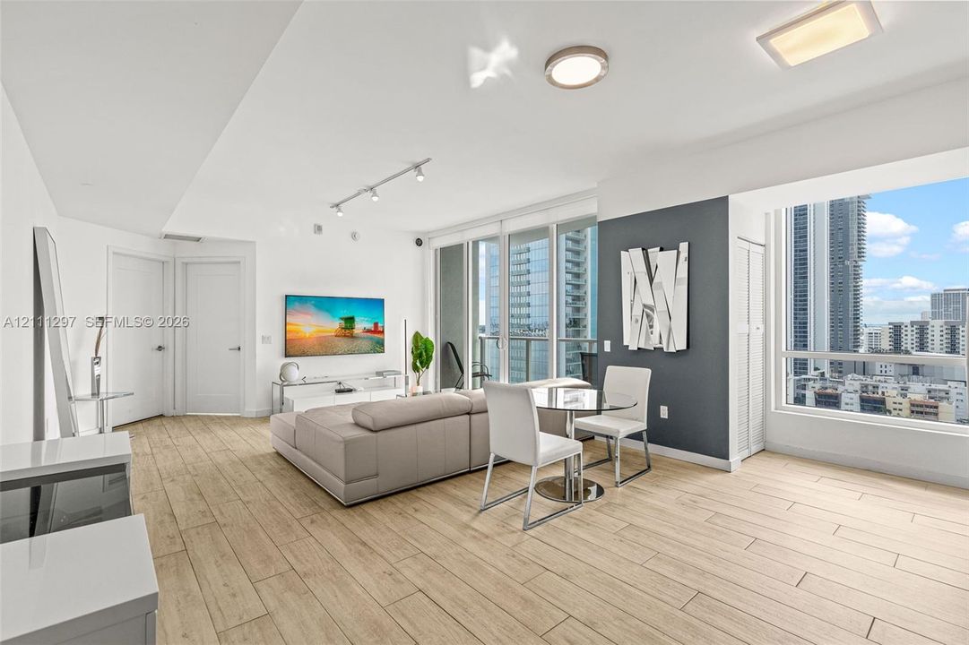 For Sale: $485,000 (1 beds, 1 baths, 774 Square Feet)