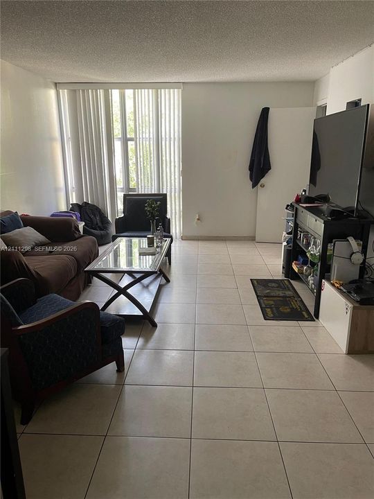 For Sale: $219,900 (1 beds, 1 baths, 725 Square Feet)