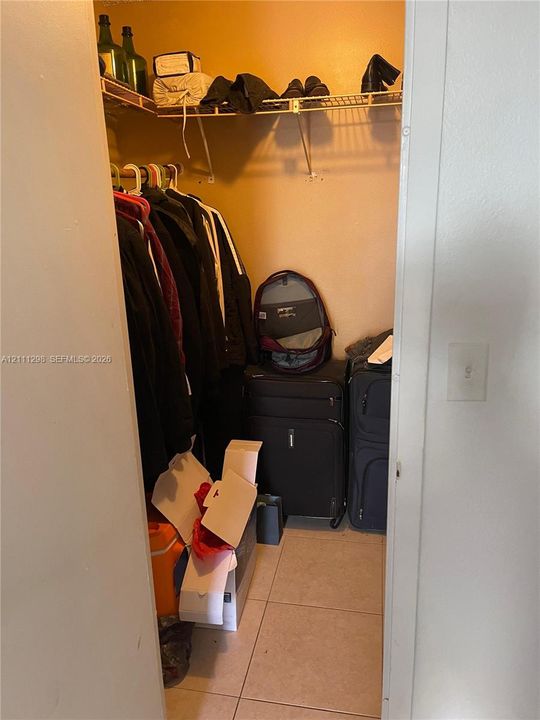 For Sale: $219,900 (1 beds, 1 baths, 725 Square Feet)