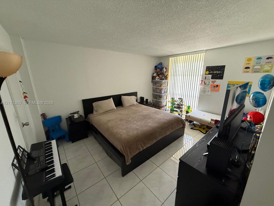 For Sale: $219,900 (1 beds, 1 baths, 725 Square Feet)