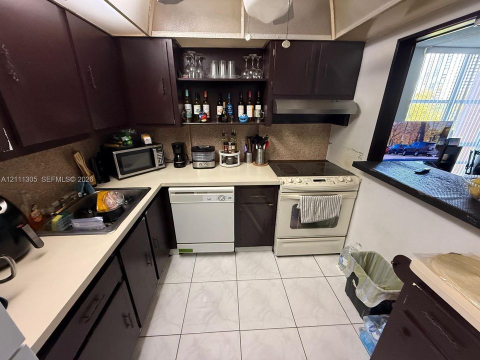 For Sale: $219,900 (1 beds, 1 baths, 725 Square Feet)