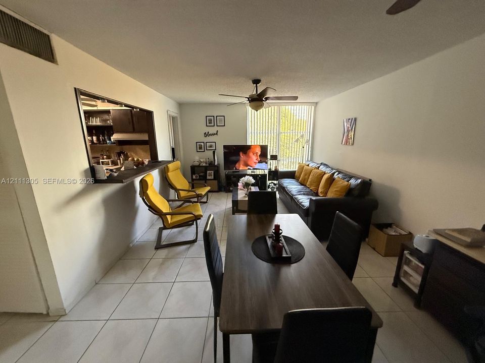 For Sale: $219,900 (1 beds, 1 baths, 725 Square Feet)