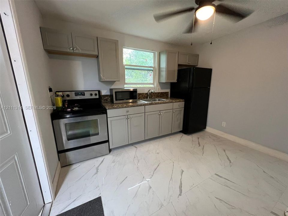 For Rent: $1,375 (2 beds, 1 baths, 1469 Square Feet)
