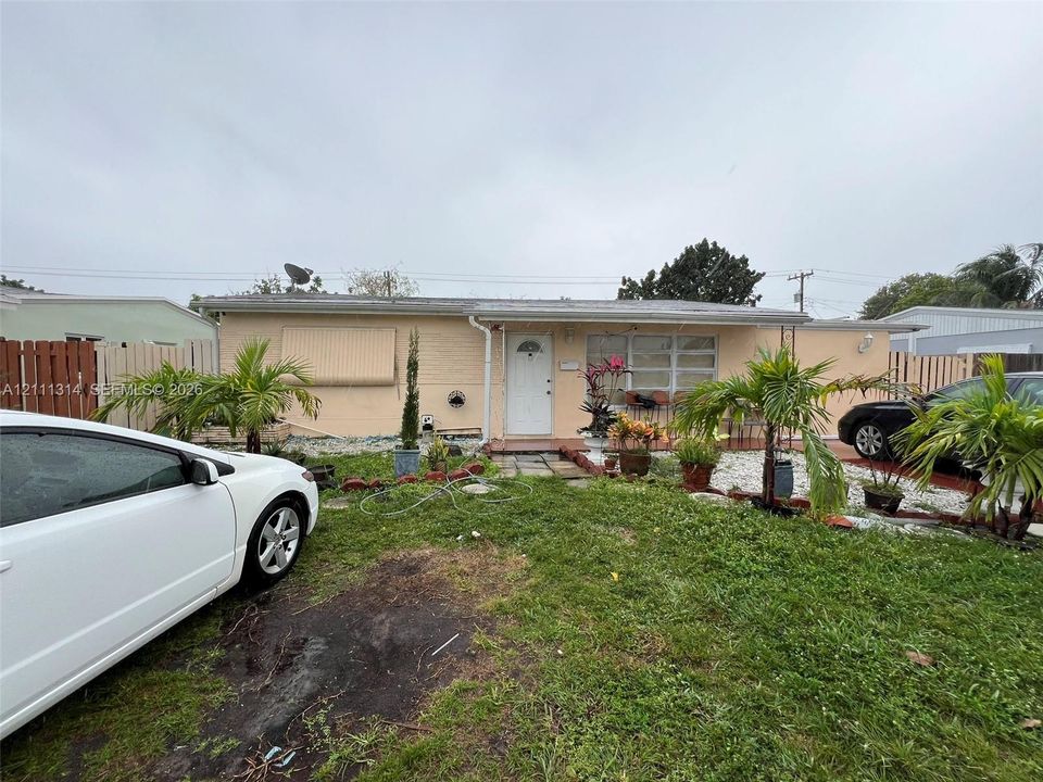 For Rent: $1,375 (2 beds, 1 baths, 1469 Square Feet)