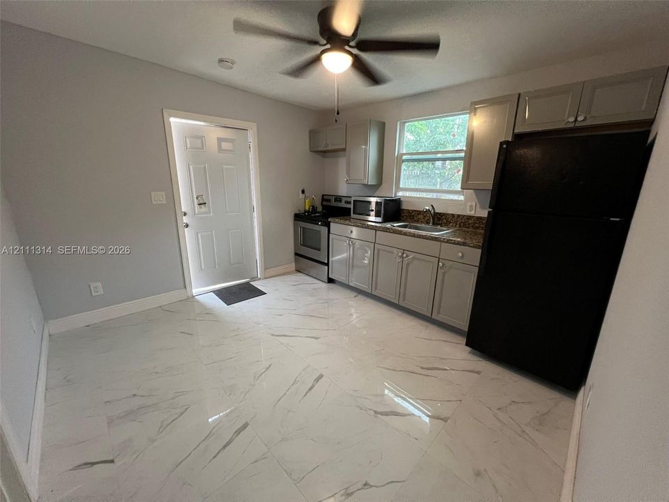 For Rent: $1,375 (2 beds, 1 baths, 1469 Square Feet)