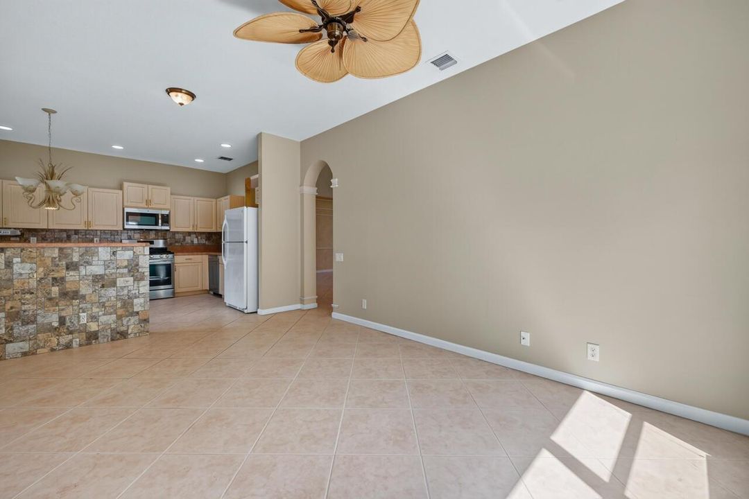 326 NW Treeline Tr-030