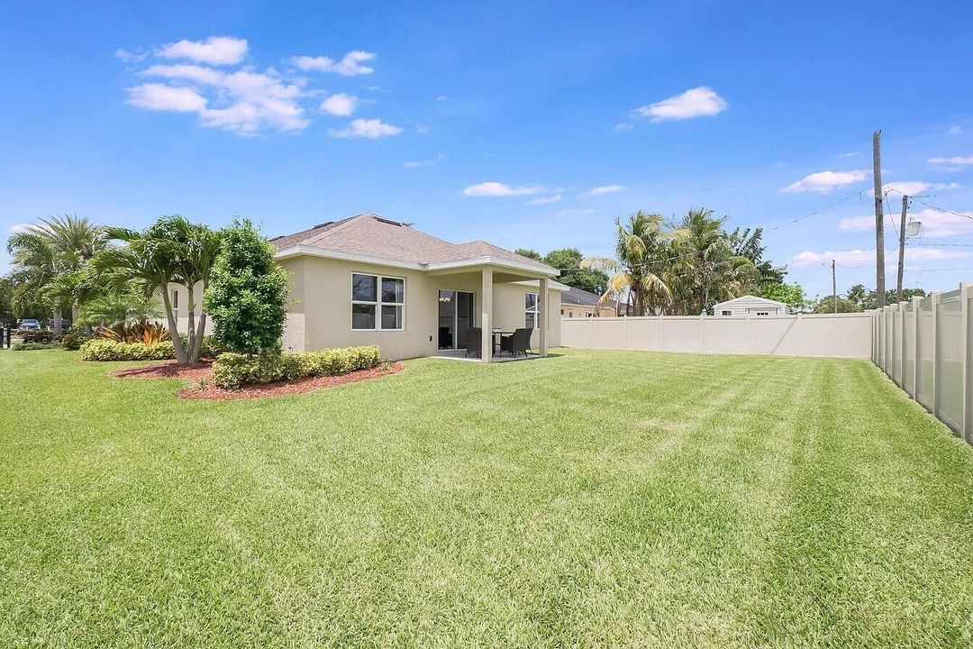 Full Backyard - 1009 SW Dilido