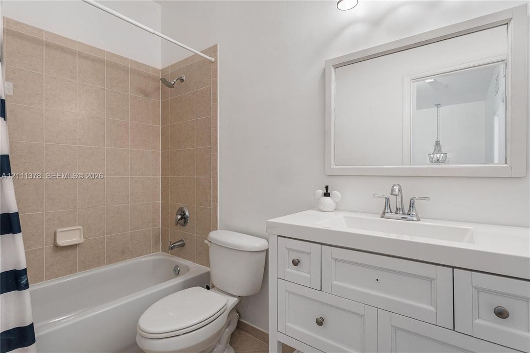 Upstairs Full Bathroom