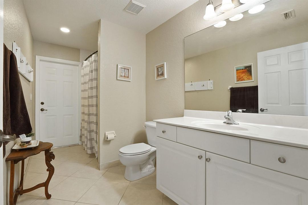 28 Bathroom 04