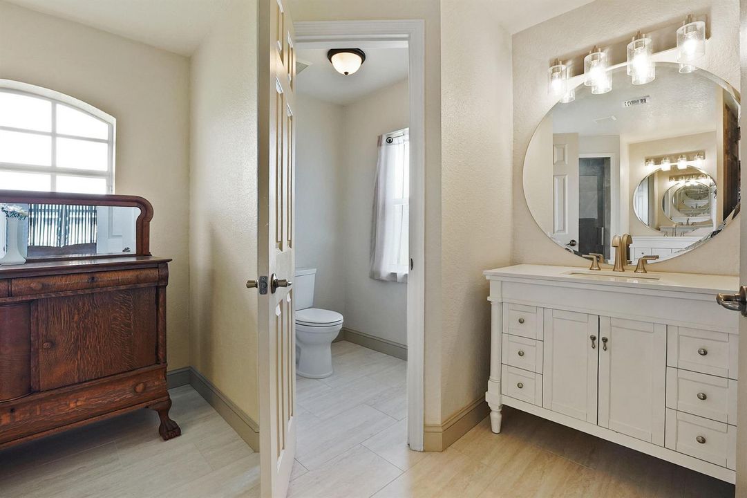 12 Bathroom 01
