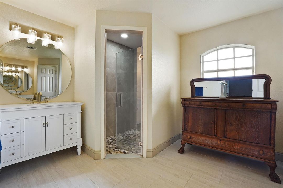 13 Bathroom 02