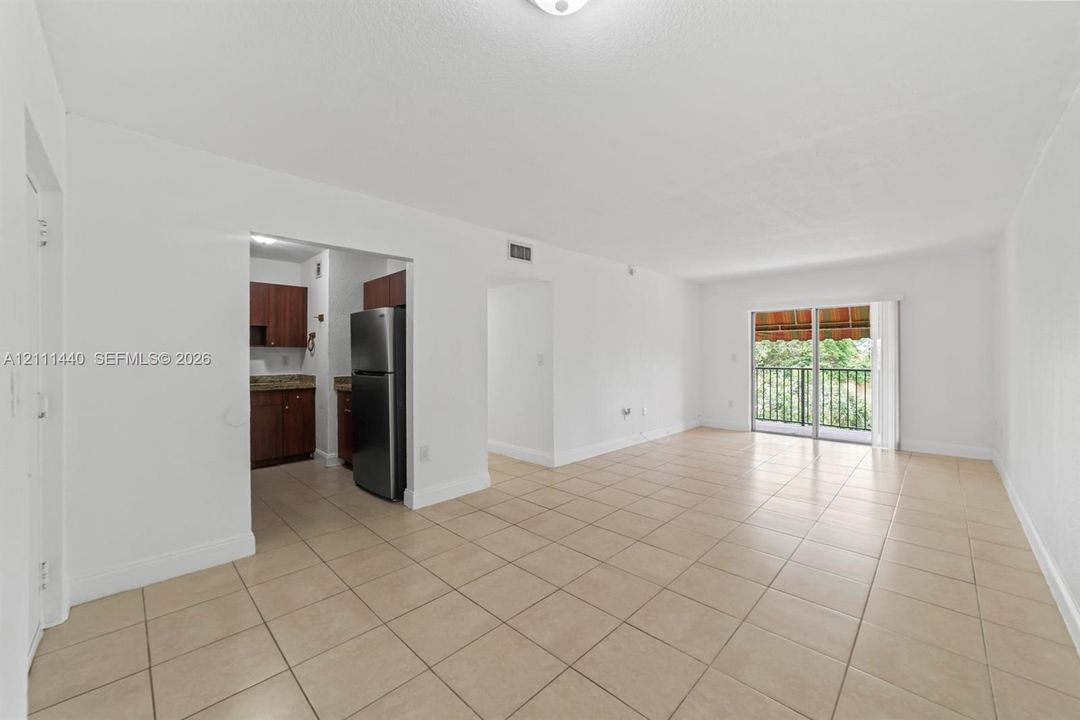 For Rent: $2,000 (2 beds, 2 baths, 890 Square Feet)