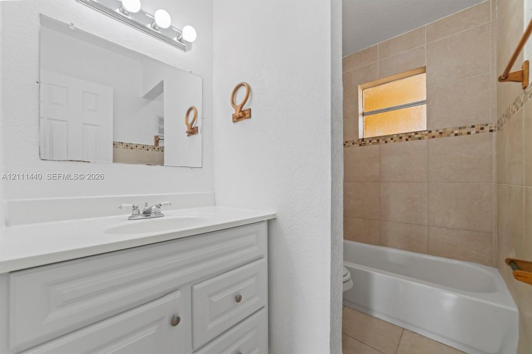 For Rent: $2,000 (2 beds, 2 baths, 890 Square Feet)