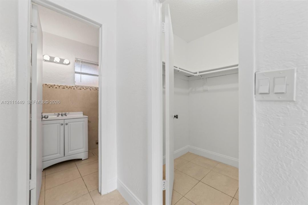 For Rent: $2,000 (2 beds, 2 baths, 890 Square Feet)