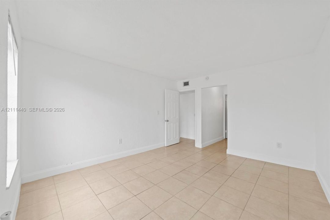 For Rent: $2,000 (2 beds, 2 baths, 890 Square Feet)