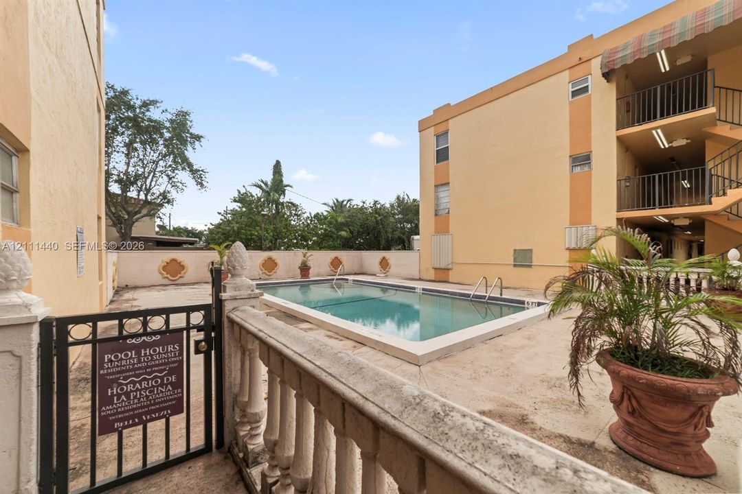 For Rent: $2,000 (2 beds, 2 baths, 890 Square Feet)