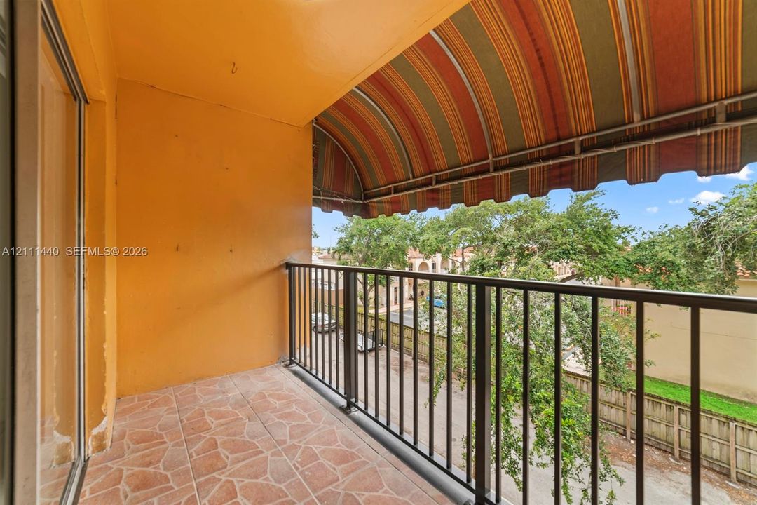 For Rent: $2,000 (2 beds, 2 baths, 890 Square Feet)