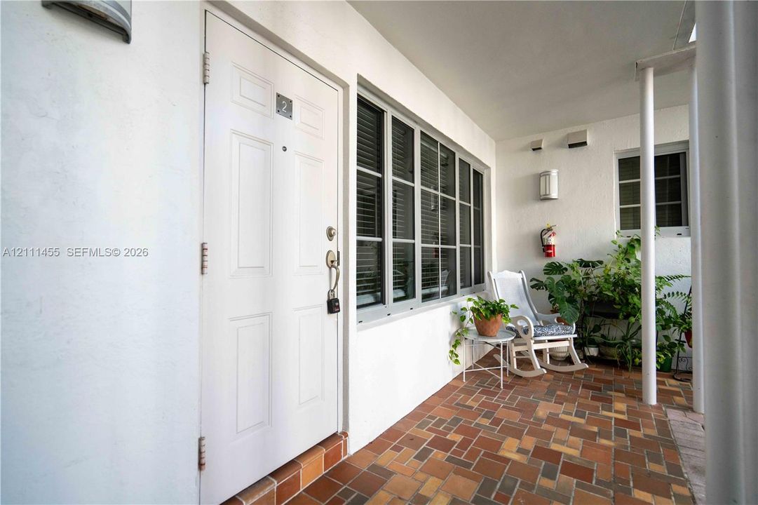 Active With Contract: $1,900 (0 beds, 1 baths, 550 Square Feet)