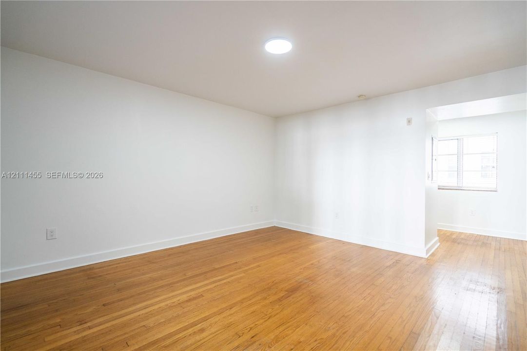 Active With Contract: $1,900 (0 beds, 1 baths, 550 Square Feet)