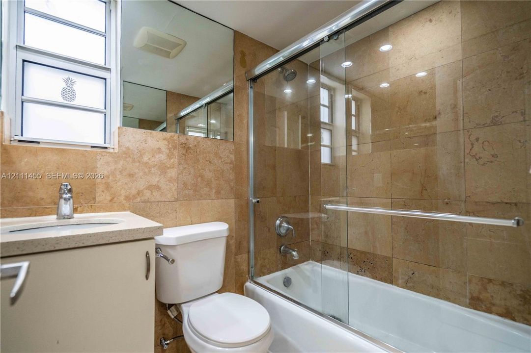 Active With Contract: $1,900 (0 beds, 1 baths, 550 Square Feet)
