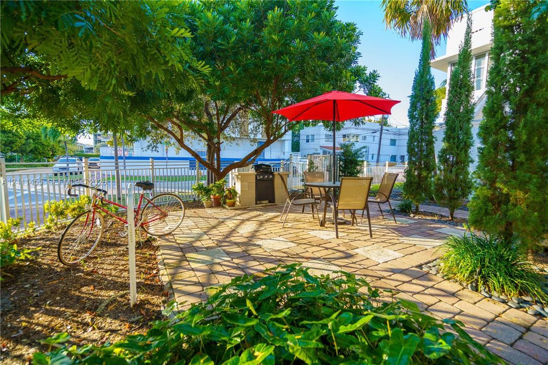 Active With Contract: $1,900 (0 beds, 1 baths, 550 Square Feet)
