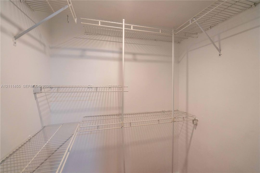 Active With Contract: $1,900 (0 beds, 1 baths, 550 Square Feet)