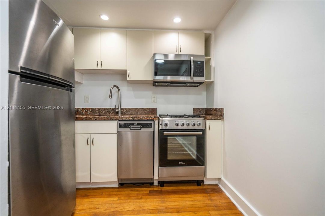Active With Contract: $1,900 (0 beds, 1 baths, 550 Square Feet)