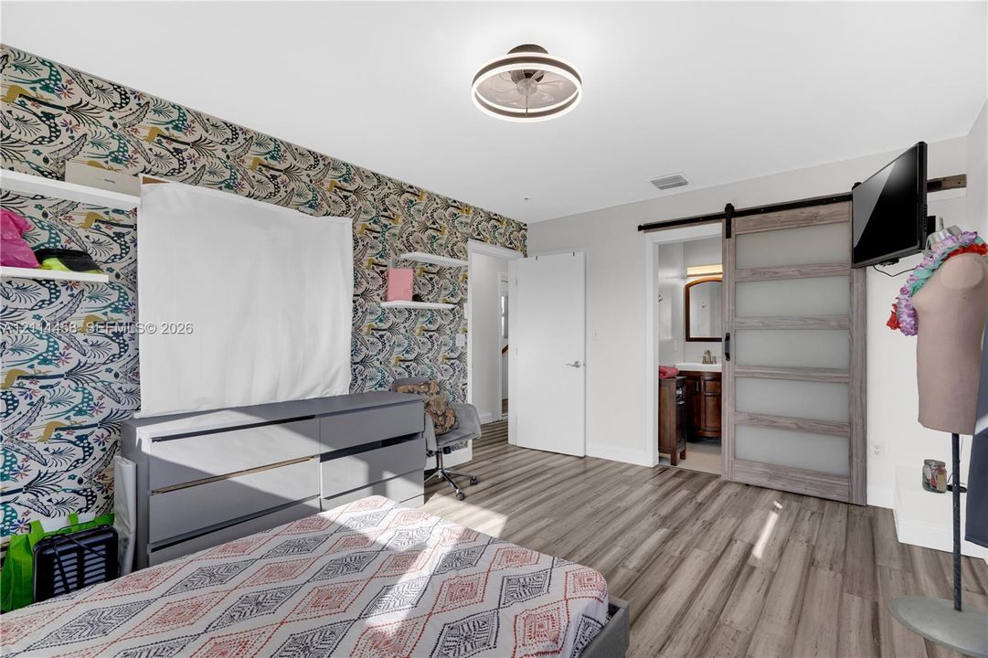 2nd bedroom with en-suite bathroom