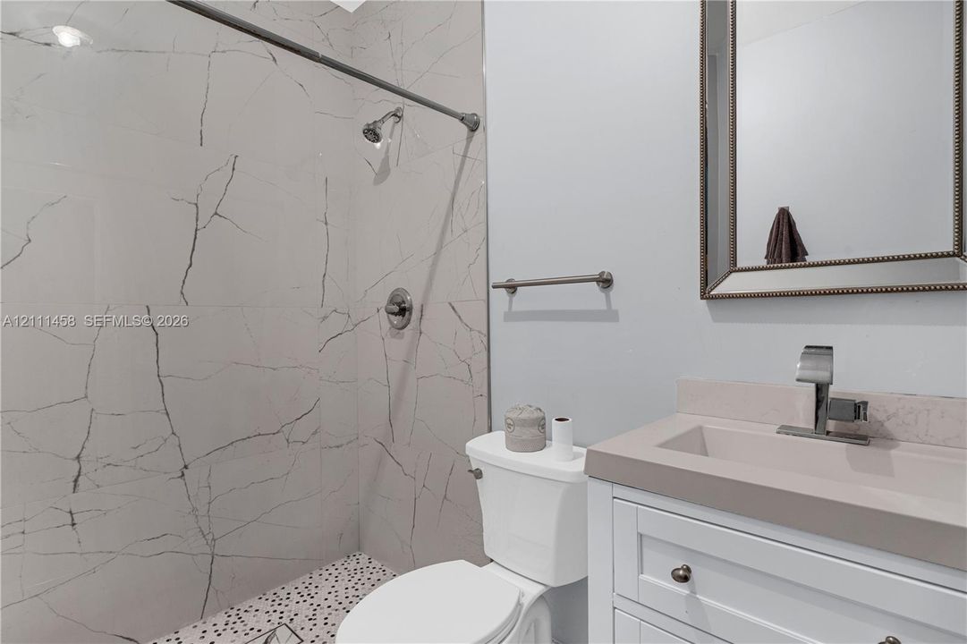 Full Bathroom-Garage
