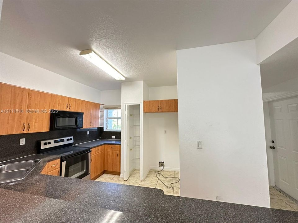 For Rent: $2,500 (3 beds, 2 baths, 1799 Square Feet)