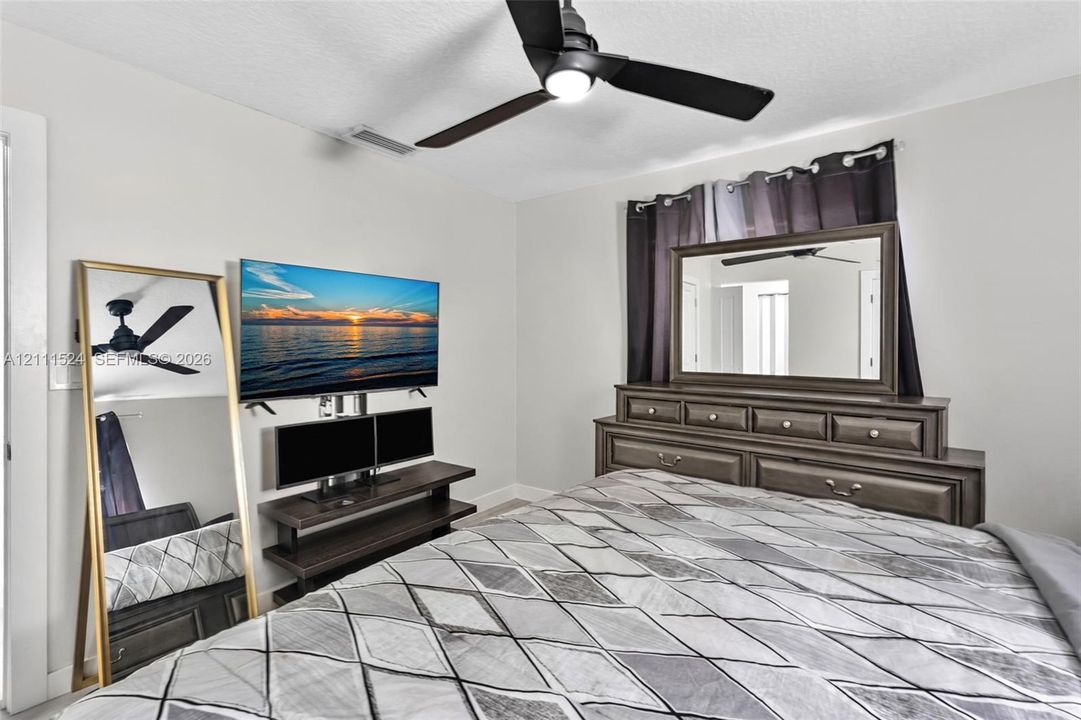 Ceiling fan with integrated lighting fixture