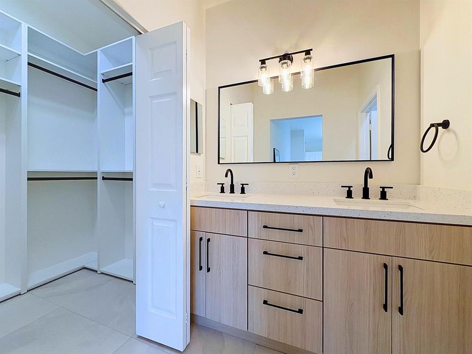 Primary Bathroom/Walk-in Closet