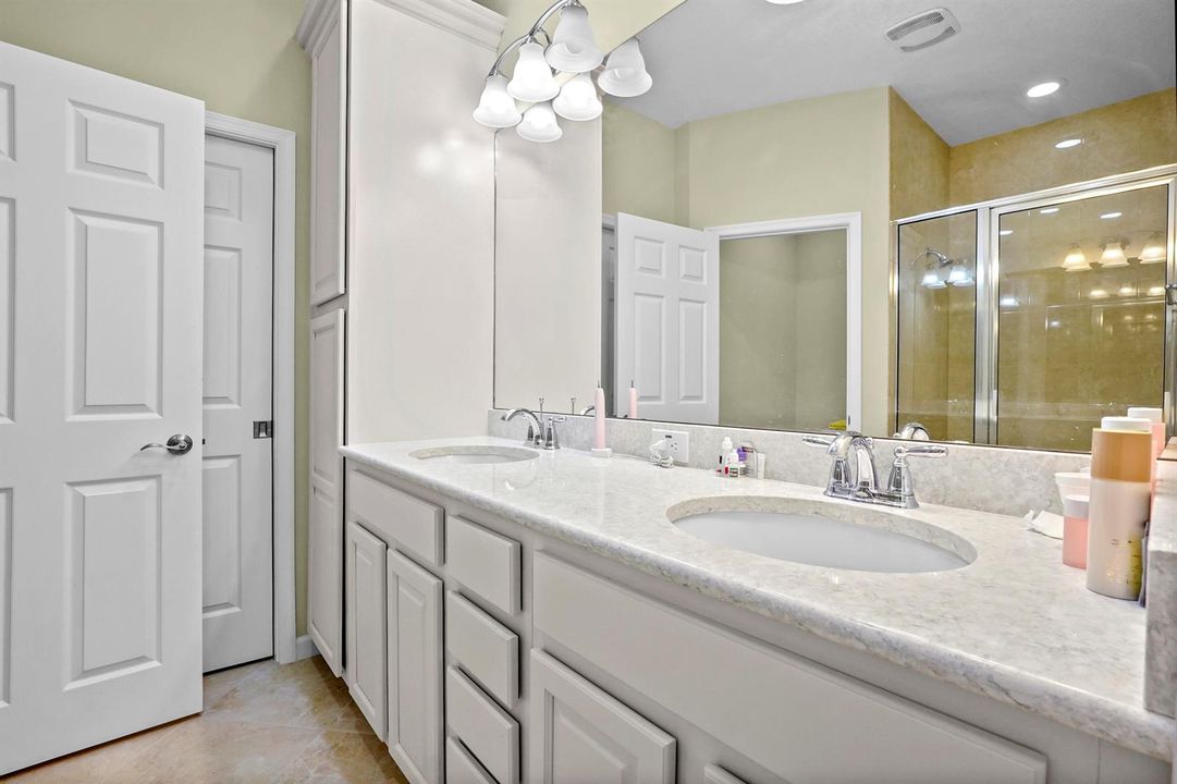 17 Bathroom 01