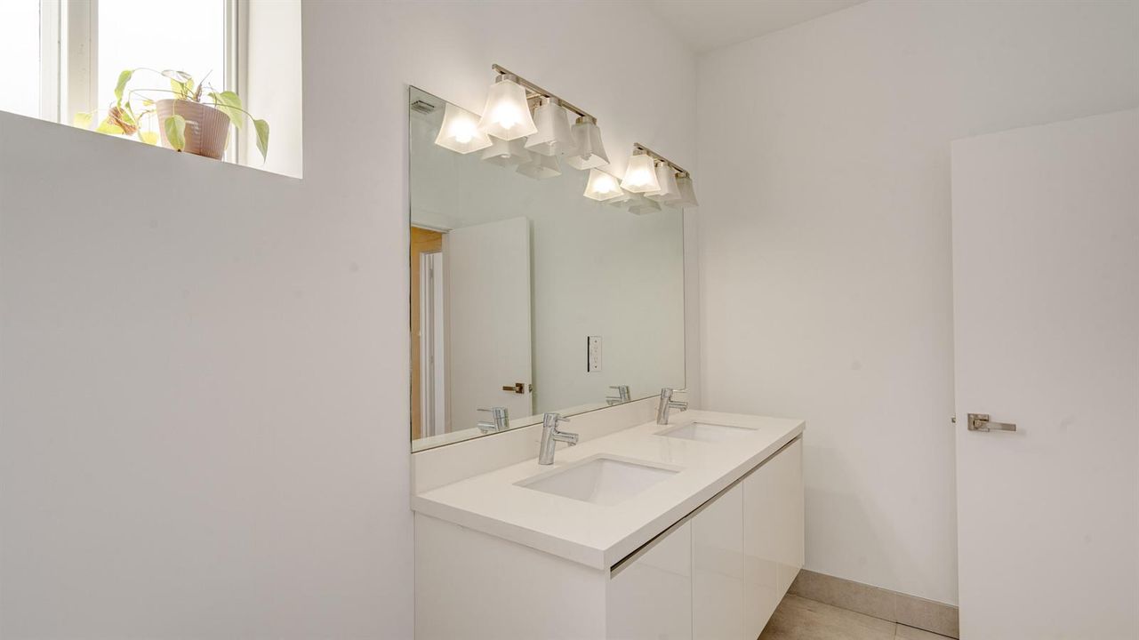 10241_NW_72nd_Ter-65