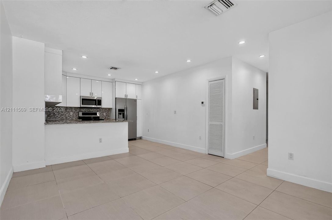 For Rent: $1,850 (2 beds, 1 baths, 810 Square Feet)