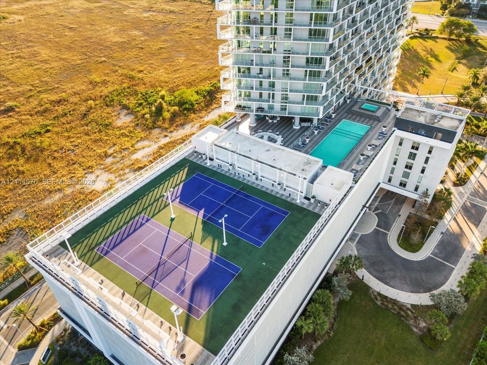 На продажу: $599,000 (2 спален, 2 ванн, 968 Квадратных фут)