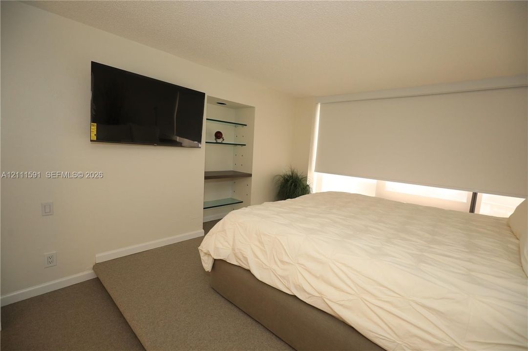 For Rent: $3,300 (1 beds, 2 baths, 990 Square Feet)