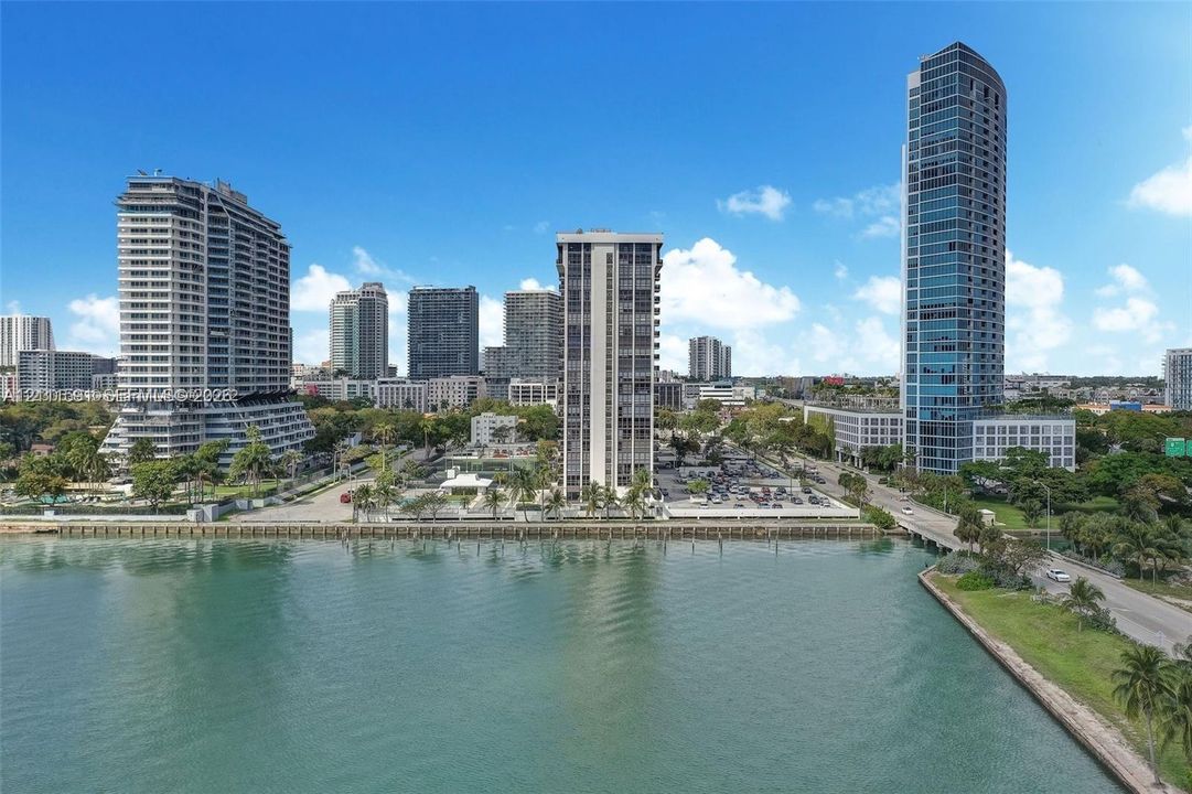 For Rent: $3,300 (1 beds, 2 baths, 990 Square Feet)