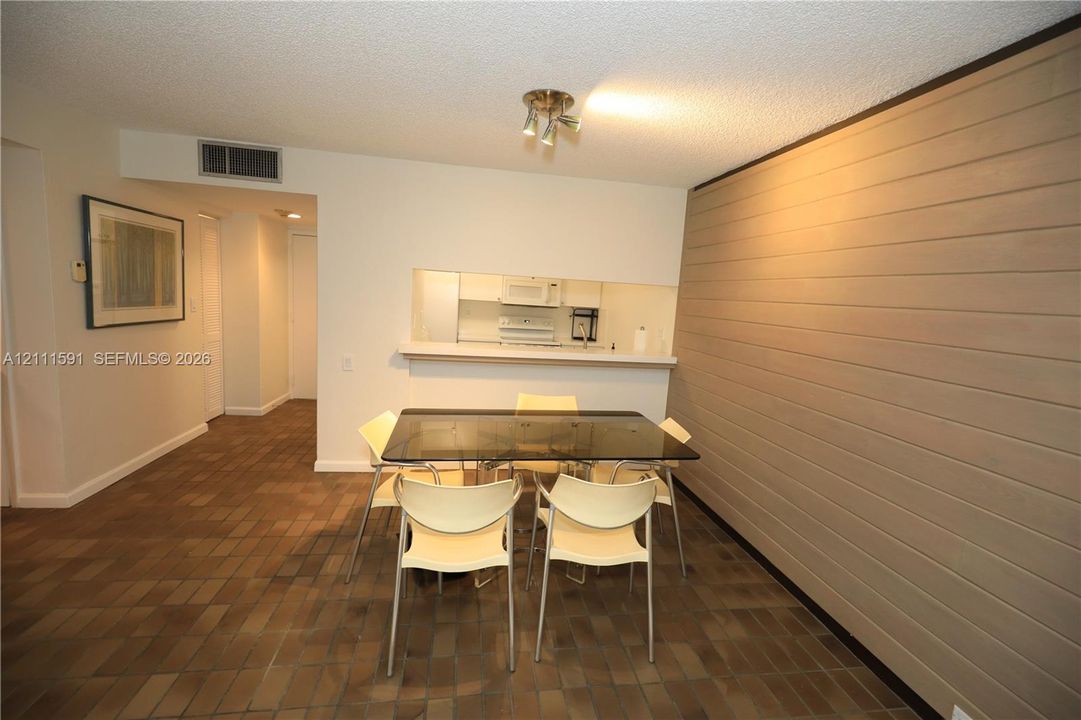For Rent: $3,300 (1 beds, 2 baths, 990 Square Feet)