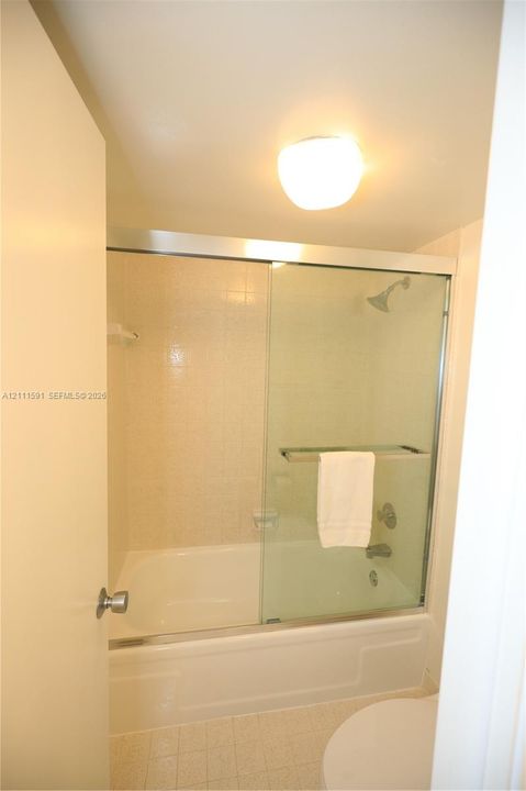 For Rent: $3,300 (1 beds, 2 baths, 990 Square Feet)
