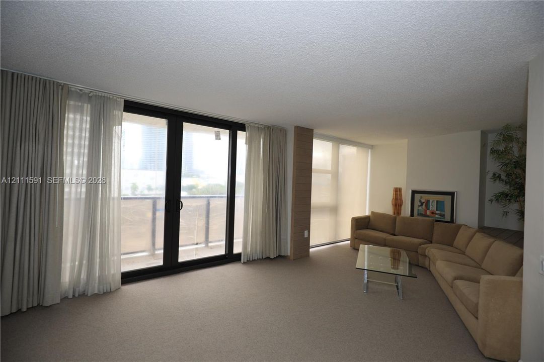 For Rent: $3,300 (1 beds, 2 baths, 990 Square Feet)