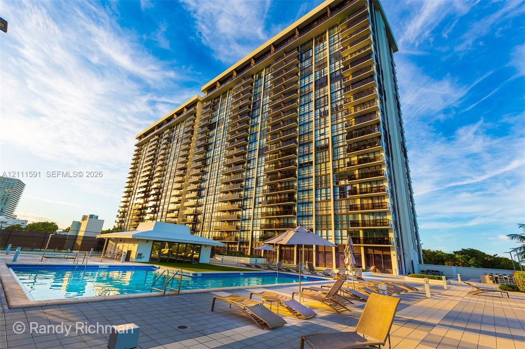 For Rent: $3,300 (1 beds, 2 baths, 990 Square Feet)