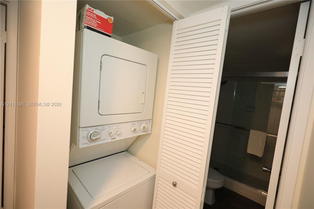 For Rent: $3,300 (1 beds, 2 baths, 990 Square Feet)