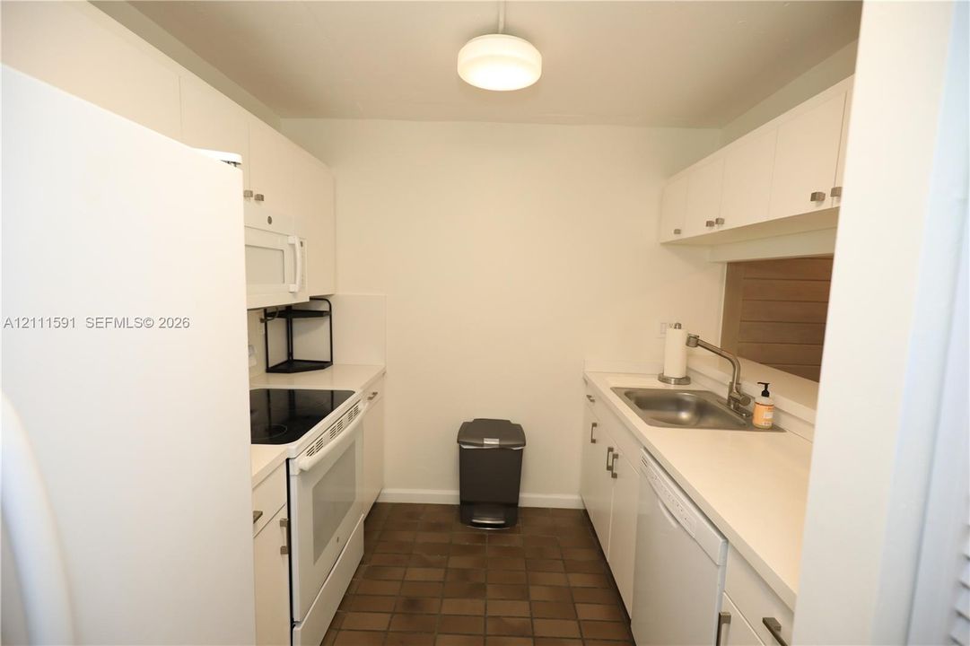 For Rent: $3,300 (1 beds, 2 baths, 990 Square Feet)