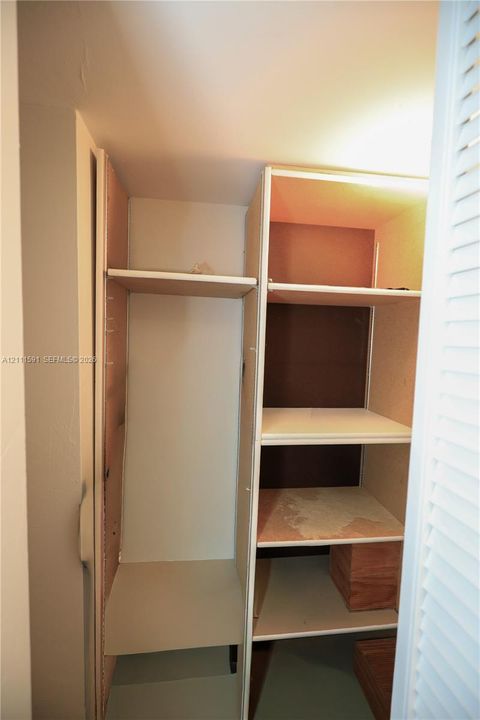 For Rent: $3,300 (1 beds, 2 baths, 990 Square Feet)