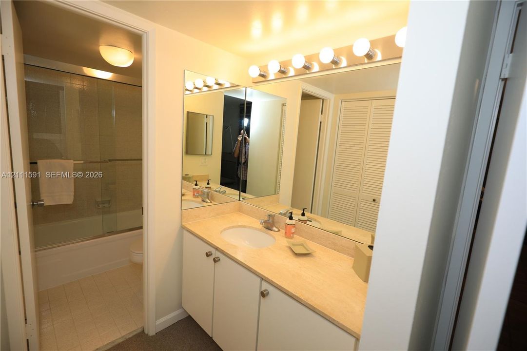 For Rent: $3,300 (1 beds, 2 baths, 990 Square Feet)